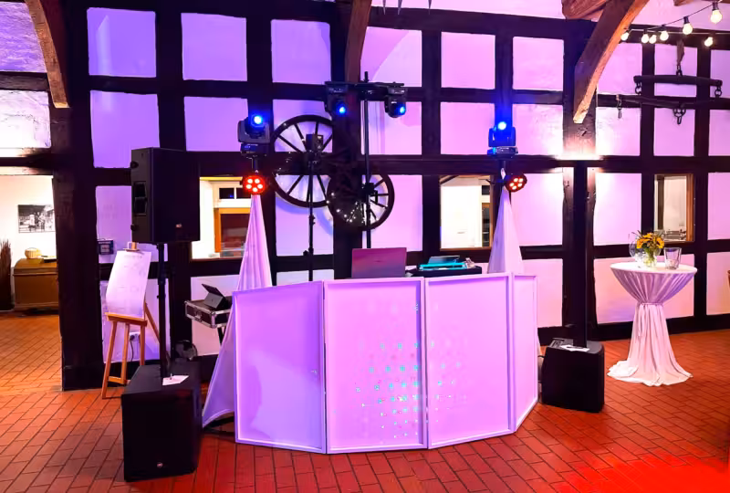 Equipmentaufbau von DJ Volker Kohl für eine Hochzeitsfeier