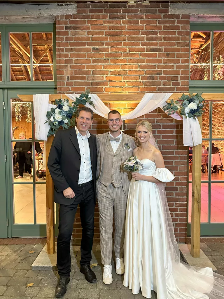 Liebes Hochzeitspaar mit DJ Volker Kohl