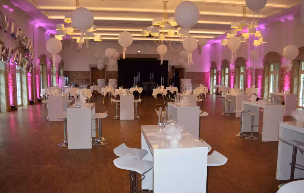 Ambientebeleuchtung im großen Saal der Klosterpforte Marienfeld