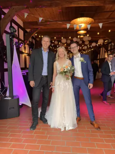 Hochzeitspaar mit DJ Volker Kohl im Uphof