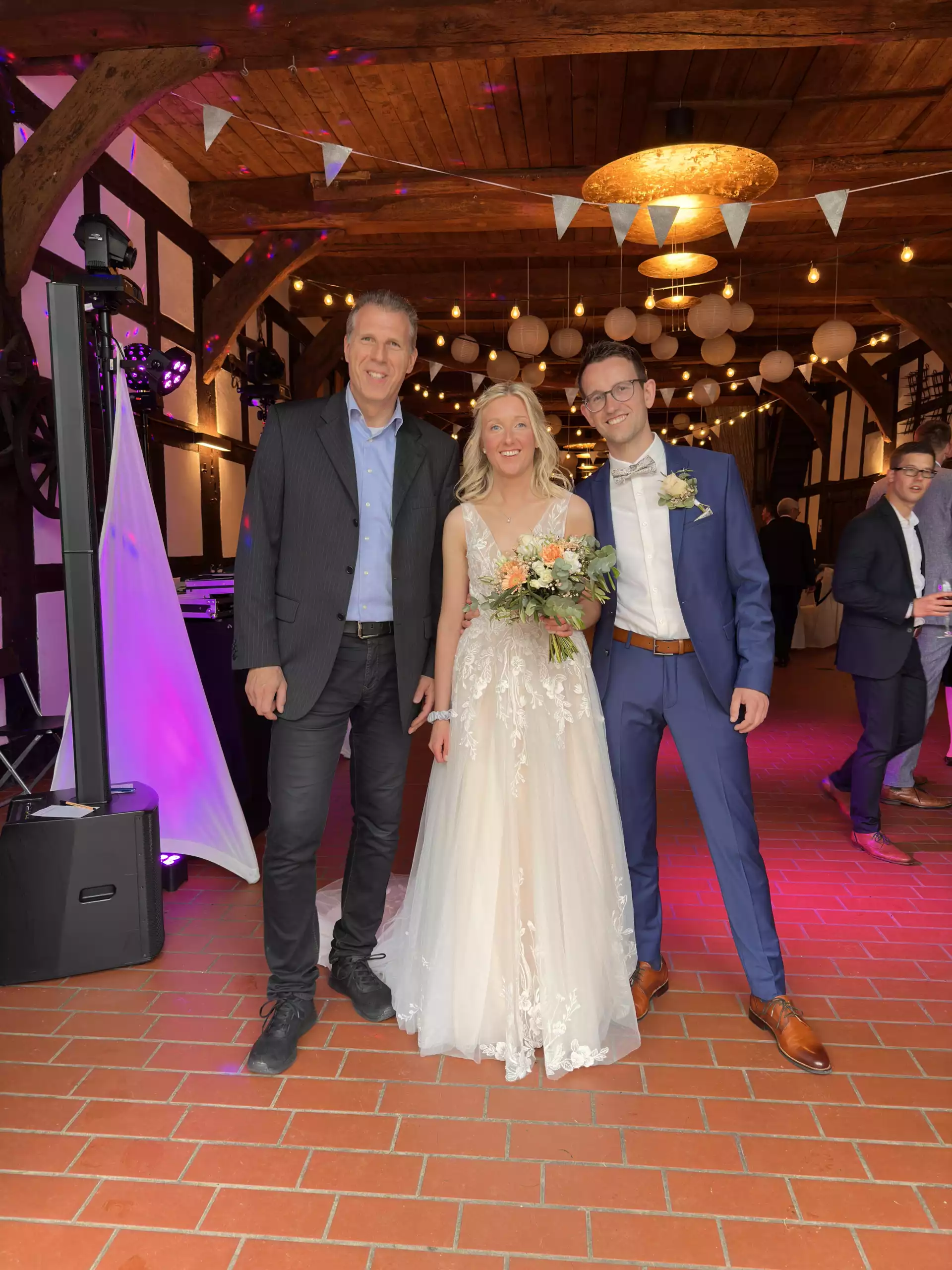 DJ Volker Kohl mit einem Hochzeitspaar