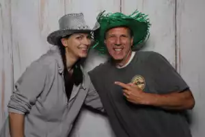 DJ Volker Kohl mit Judith, Schnappschuss vor seiner Fotobox Fotobox-Schnappschuss von Fotobox-Star.de