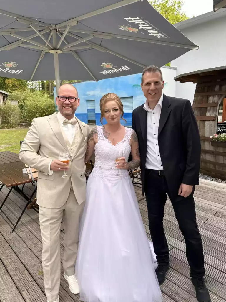 Liebes Hochzeitspaar mit DJ Volker Kohl