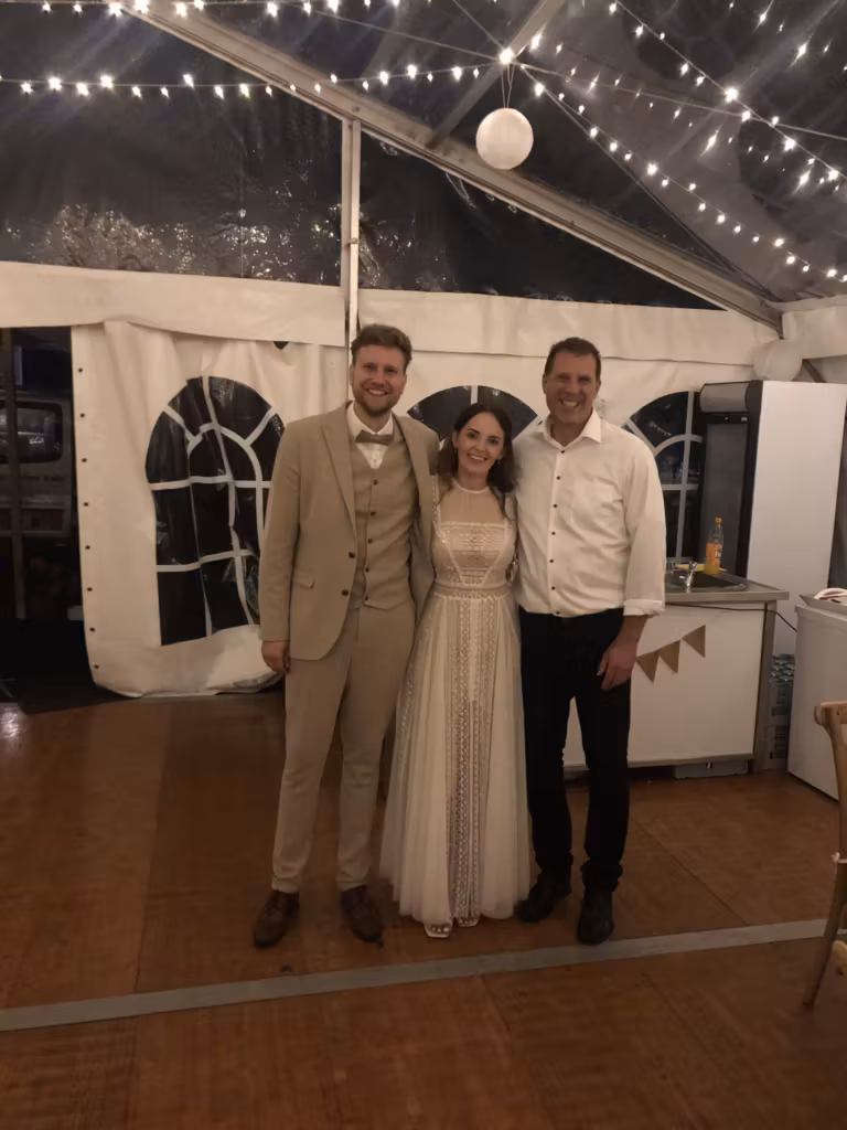 DJ Volker Kohl mit dem Hochzeitspaar Verena & Fabio