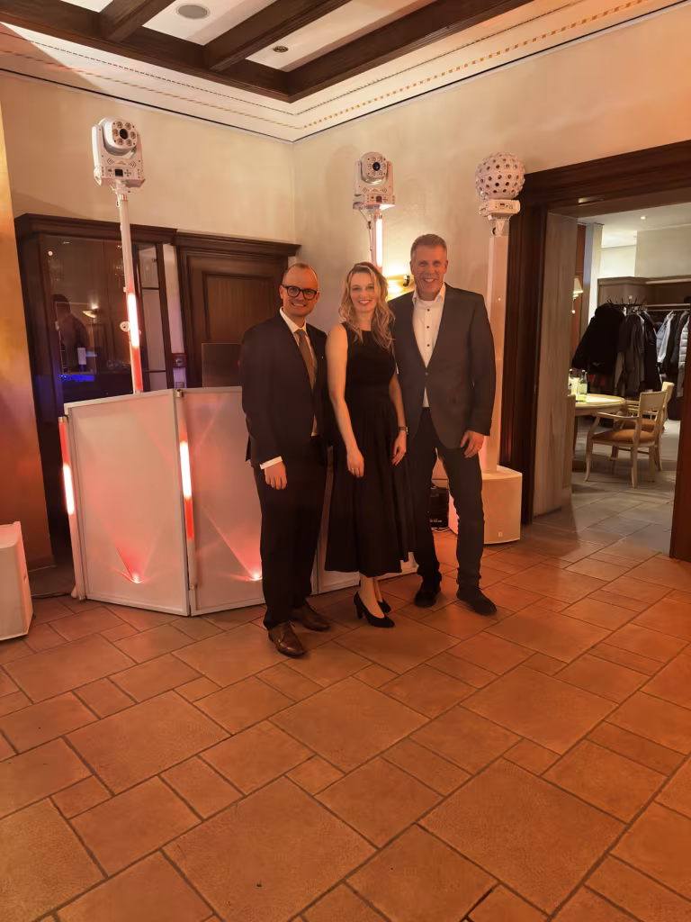 DJ Volker Kohl mit dem Hochzeitspaar Sarah & Nils-Christian DJ Volker Kohl mit dem Hochzeitspaar Sarah & Nils-Christian