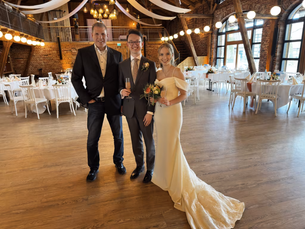 DJ Volker Kohl mit dem Hochzeitspaar Julia & Matthew DJ Volker Kohl mit dem Hochzeitspaar Julia & Matthew