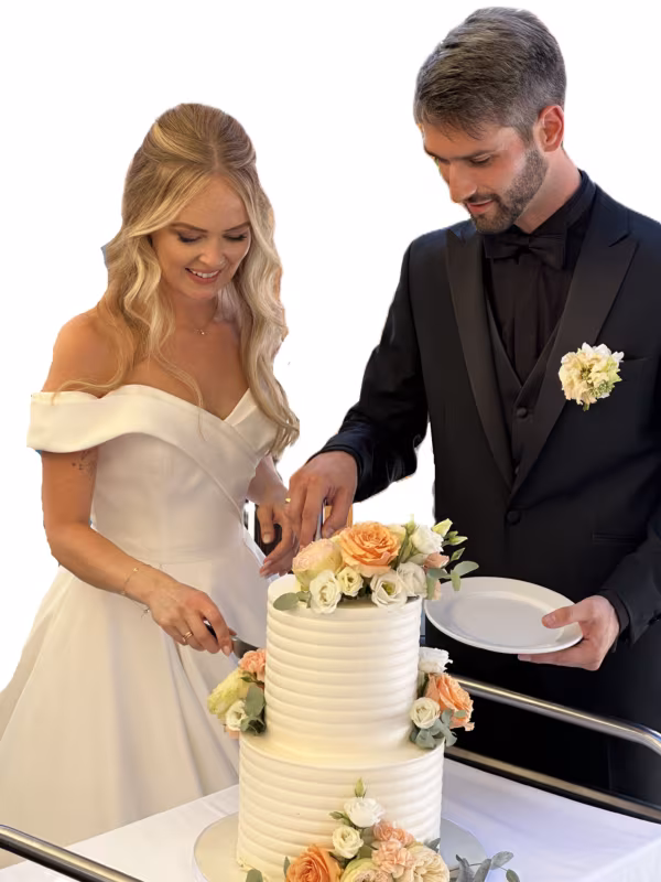 Hochzeitspaar beim Tortenanschnitt